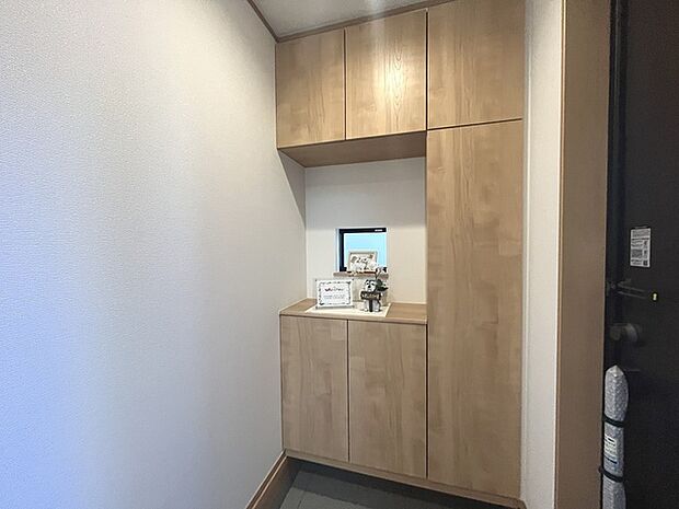 玄関は家の第一印象を左右する重要な場所。ほどよい広さとスタイリッシュな色遣いが印象的です。 