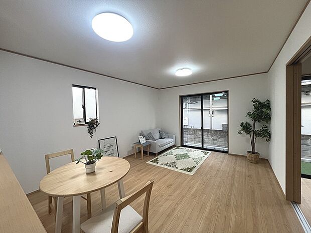 家族が一番集まる場所だから広々としつつも素敵な空間であって欲しい。みんながくつろぐリビングからキッチンまでが一つの空間のように繋がる間取り。