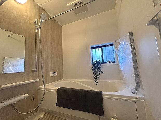 一日の疲れを癒してくれるゆったりとしたバスルームです。