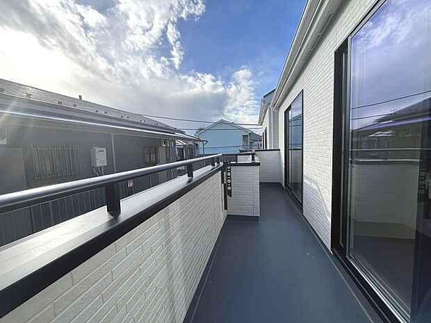 季節の変化や天気の良い日には、バルコニーでの時間が心地よく、気分をリフレッシュさせることができます。