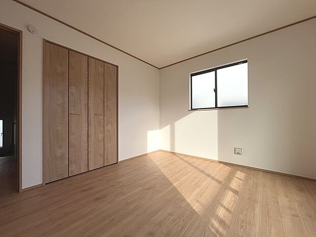 実際に室内をご見学頂くと生活のイメージが広がると思います。家具を置いたイメージや窓からの景色など。周辺で販売に出している物件も一緒にまとめてご見学頂き、比較する事もできます。