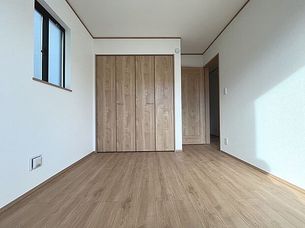 実際に室内をご見学頂くと生活のイメージが広がると思います。家具を置いたイメージや窓からの景色など。周辺で販売に出している物件も一緒にまとめてご見学頂き、比較する事もできます。