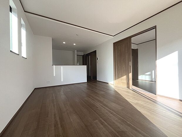 実際に室内をご見学頂くと生活のイメージが広がると思います。家具を置いたイメージや窓からの景色など。周辺で販売に出している物件も一緒にまとめてご見学頂き、比較する事もできます。