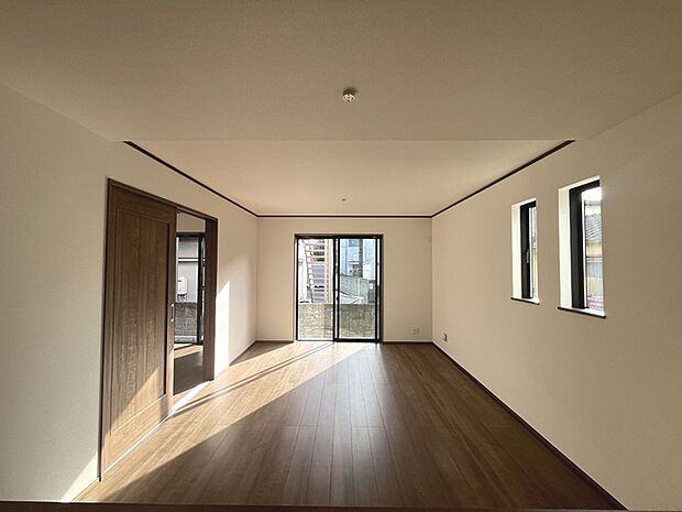 家族が一番集まる場所だから広々としつつも素敵な空間であって欲しい。みんながくつろぐリビングからキッチンまでが一つの空間のように繋がる間取り。