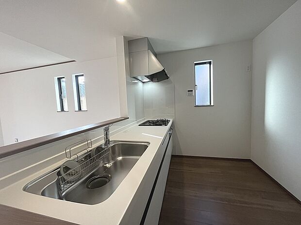 お料理をしながらリビングの家族やゲストとの会話が楽しめるカウンタータイプのキッチン。毎日のお料理を楽しく快適に。