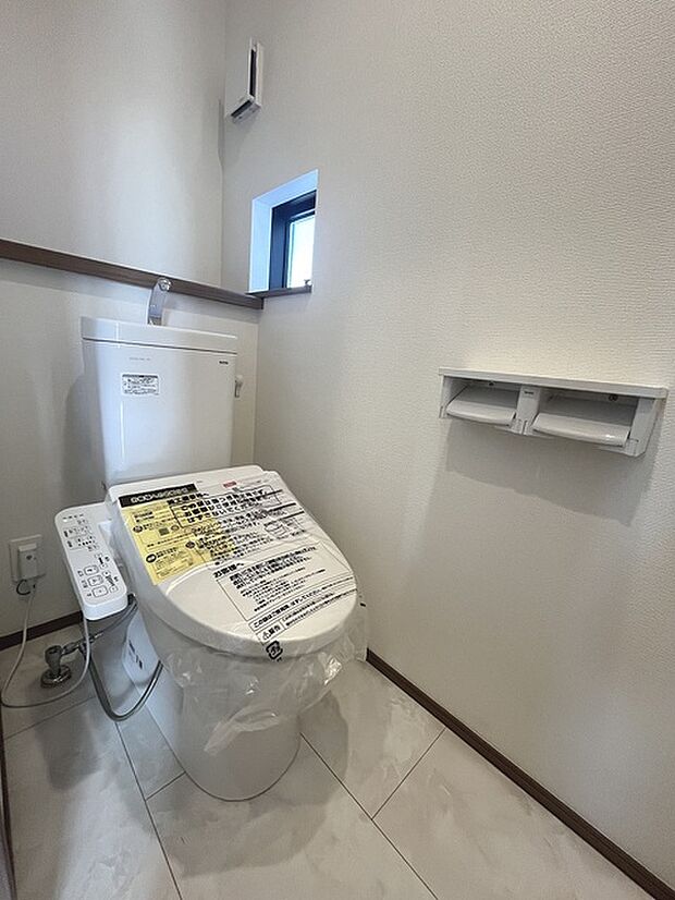 トイレにはウォシュレット機能を標準装備。 