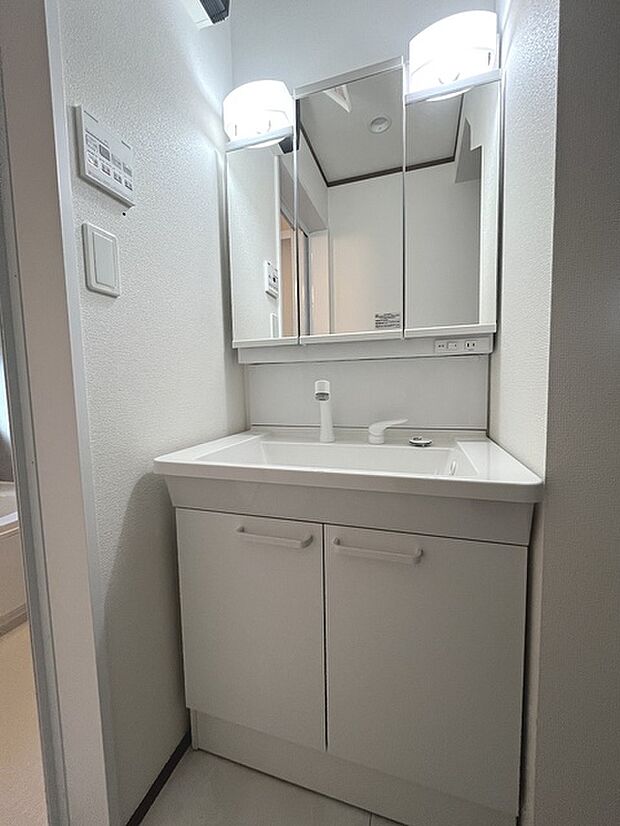 三面鏡に洗面台。 コンセントに照明機能、多機能性を備えた設備です。