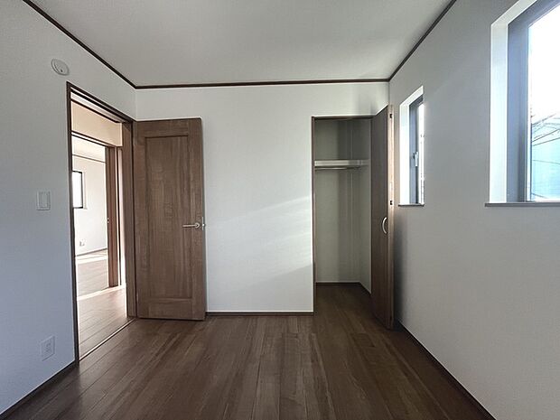 洋室はモダンなデザインと機能性を備え、快適な生活空間に。明るい窓から差し込む自然光が広々とした空間をさらに明るく開放的に感じさせます。  