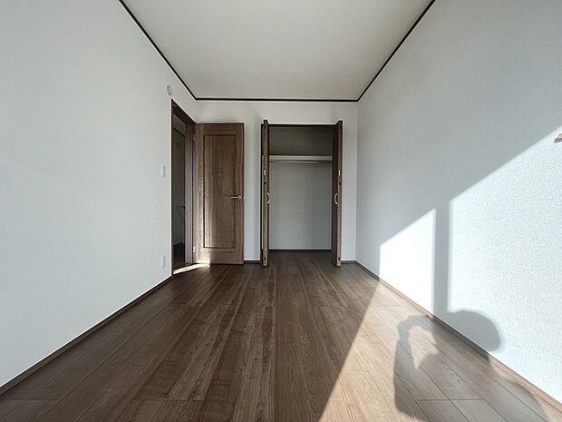 実際に室内をご見学頂くと生活のイメージが広がると思います。家具を置いたイメージや窓からの景色など。周辺で販売に出している物件も一緒にまとめてご見学頂き、比較する事もできます。