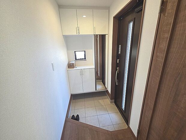 コンパクトながらも、使い勝手の良い玄関スペース。明るいデザインと、収納スペースを効果的に配置することで、使い勝手を最大限に引き出しています。