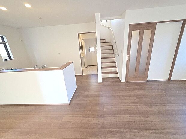 家族が一番集まる場所だから広々としつつも素敵な空間であって欲しい。みんながくつろぐリビングからキッチンまでが一つの空間のように繋がる間取り。 