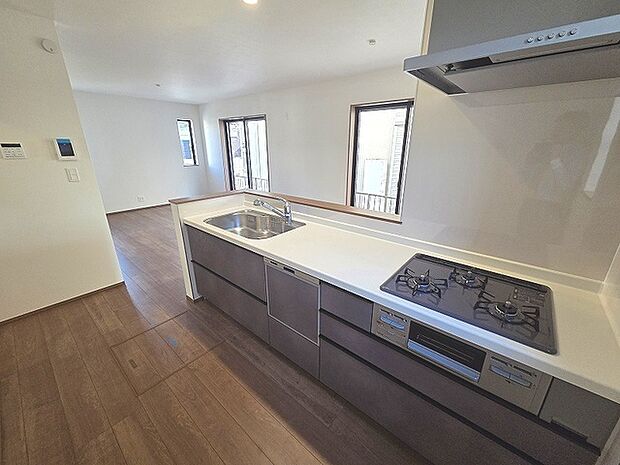 お料理をしながらリビングの家族やゲストとの会話が楽しめるカウンタータイプのキッチン。毎日のお料理を楽しく快適に。 