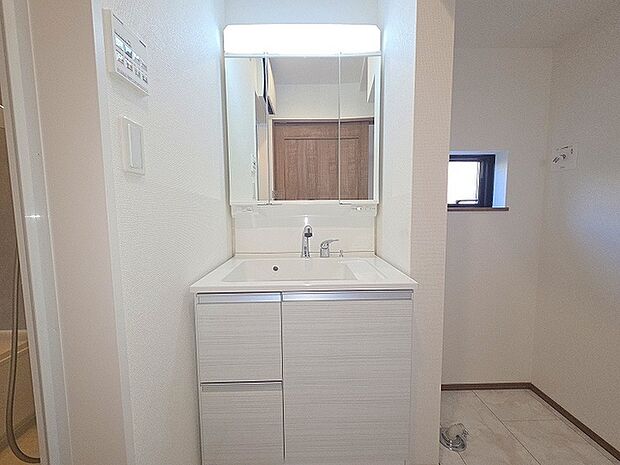 三面鏡に洗面台。 コンセントに照明機能、多機能性を備えた設備です。  