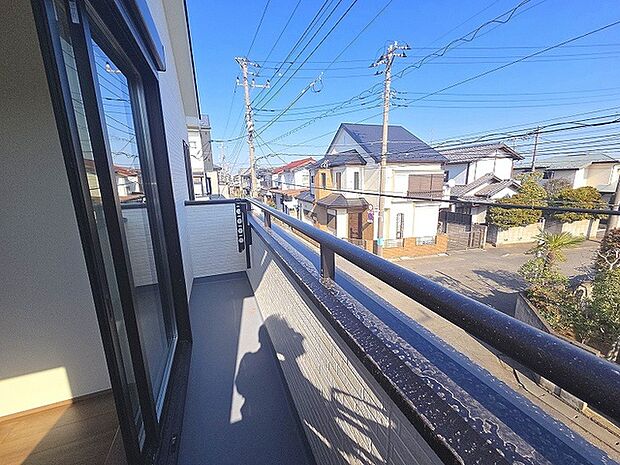 季節の変化や天気の良い日には、バルコニーでの時間が心地よく、気分をリフレッシュさせることができます。 