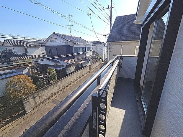 日々の忙しさやストレスから離れ、バルコニーで静かに深呼吸、心が穏やかになります。 