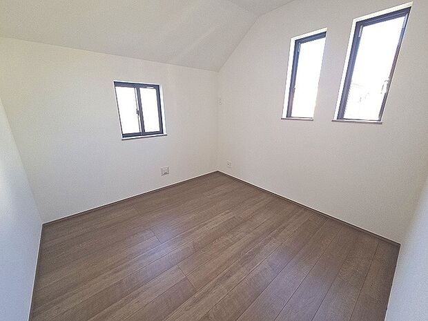 洋室はモダンなデザインと機能性を備え、快適な生活空間に。明るい窓から差し込む自然光が広々とした空間をさらに明るく開放的に感じさせます。