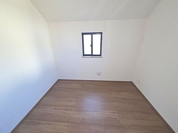 実際に室内をご見学頂くと生活のイメージが広がると思います。家具を置いたイメージや窓からの景色など。周辺で販売に出している物件も一緒にまとめてご見学頂き、比較する事もできます。