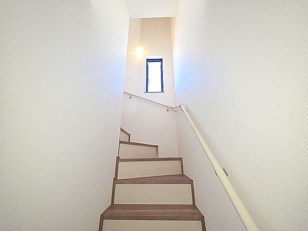 リビングの真ん中に階段がある人気のリビング階段。自然と家族のコミュニケーションが増えます。