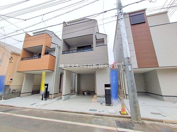 周辺の街並みの中で適度な主張、生活に溶け込むシンプルなデザインの外観が魅力の一戸建です。 