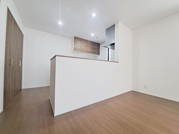 カウンターキッチンならではの開放的な見通し、全体が見渡せることでご家族の団欒スペースもより明るく笑顔が溢れる空間となります。