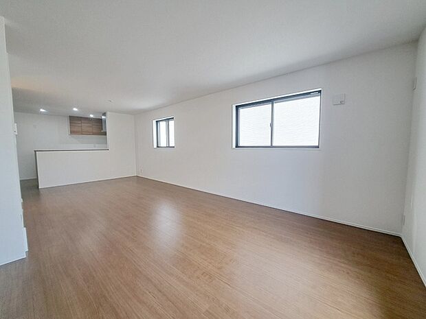 実際に室内をご見学頂くと生活のイメージが広がると思います。家具を置いたイメージや窓からの景色など。周辺で販売に出している物件も一緒にまとめてご見学頂き、比較する事もできます。