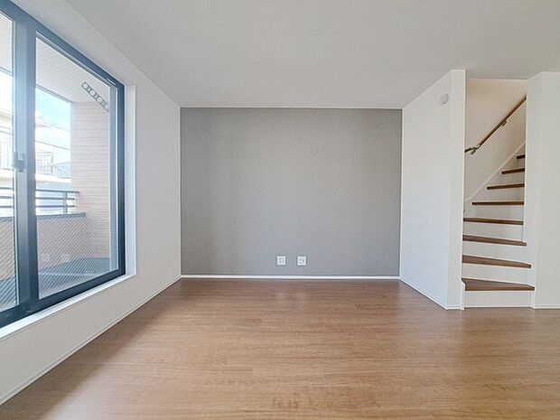 リビングの真ん中に階段がある人気のリビング階段。自然と家族のコミュニケーションが増えます。 