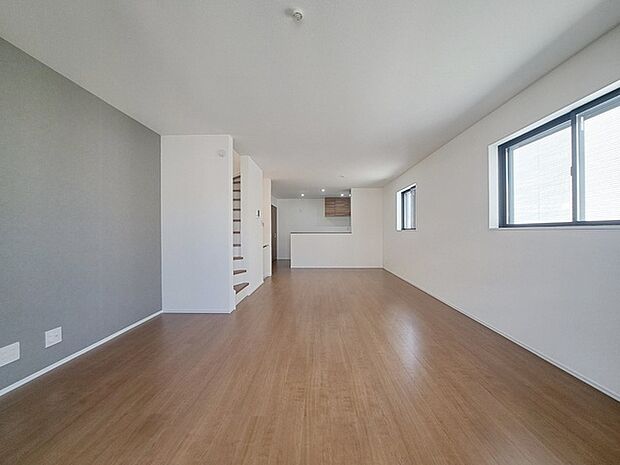 家族の集まるリビングは気持ちの良い自然光が差し込む団欒空間。室内のご見学予約も随時、受付中ですのでお気軽にお問合せください。 