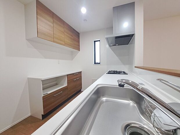 備え付けのカップボード、キッチンとの統一感もUP。 また、柱で固定されておりますので、倒れる心配もありません。 安心。便利の最強ツール 