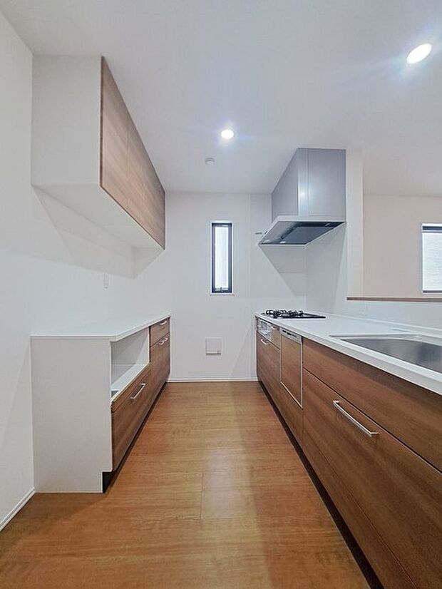 キッチンコンロスペースの近くには、空気の入れ替えが可能な開口部を設置！！ お料理をする際には、換気扇を回しながら匂いが籠らない様に開放してお料理もお楽しみ頂けます。 