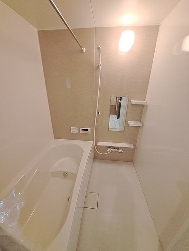 一日の疲れを癒してくれるゆったりとしたバスルームです。