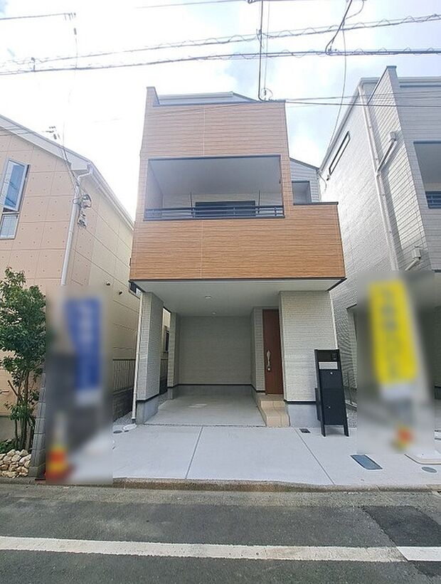 周辺の街並みの中で適度な主張、生活に溶け込むシンプルなデザインの外観が魅力の一戸建です。