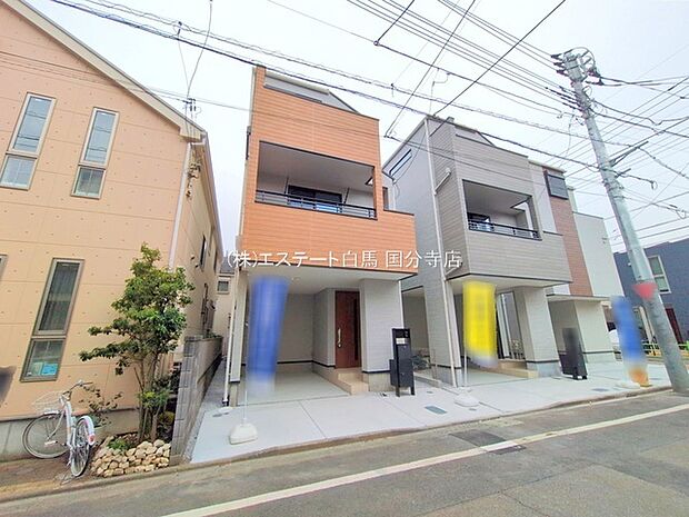 周辺の街並みの中で適度な主張、生活に溶け込むシンプルなデザインの外観が魅力の一戸建です。