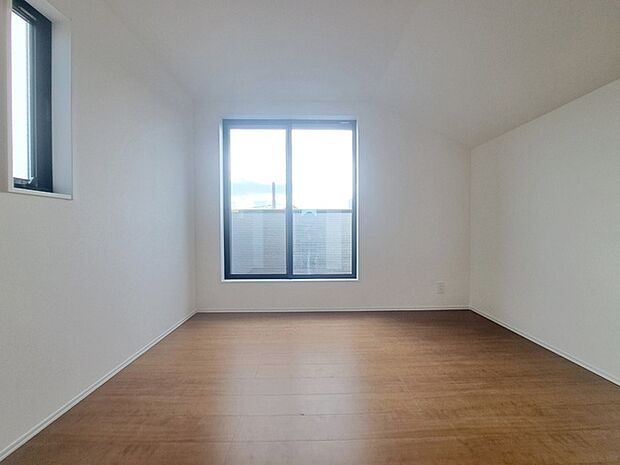 スタイリッシュなデザインと快適な居住性を兼ね備えた洋室。広々とした空間は、自分らしいインテリアを楽しむことができるほか、リラックスした時間を過ごすことができそうです。