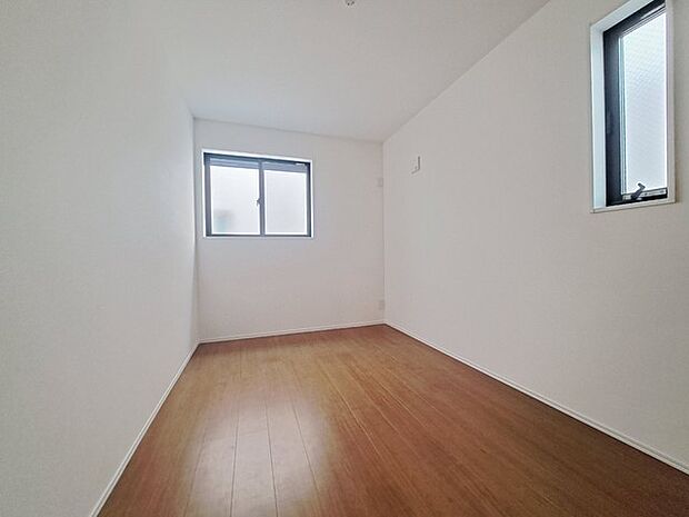 スマートなデザインと賢い収納が生活を快適にします。広々とした雰囲気を演出する工夫が施され、生活空間の魅力を引き出します。