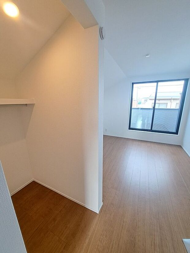 実際に室内をご見学頂くと生活のイメージが広がると思います。家具を置いたイメージや窓からの景色など。周辺で販売に出している物件も一緒にまとめてご見学頂き、比較する事もできます。