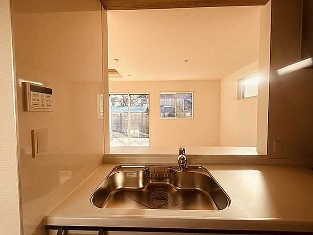 お料理をしながらリビングの家族やゲストとの会話が楽しめるカウンタータイプのキッチン。毎日のお料理を楽しく快適に。