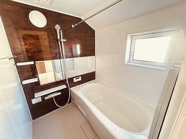 浴室乾燥機付きの浴室。 お洗濯物を干すだけではなく、お風呂上りにご利用頂く事で、お風呂のカビも激減します。 