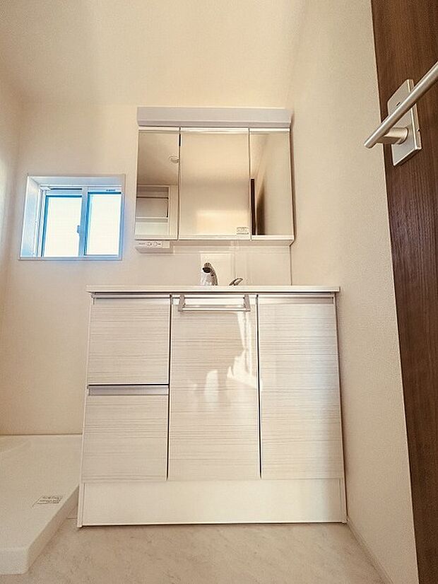 三面鏡に洗面台。 コンセントに照明機能、多機能性を備えた設備です。