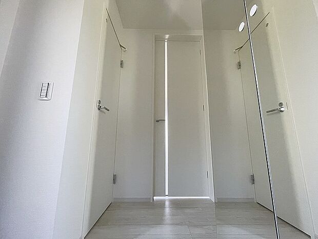 玄関は家の第一印象を左右する重要な場所。ほどよい広さとスタイリッシュな色遣いが印象的です。