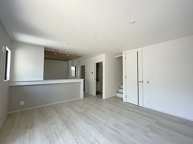 家族の集まるリビングは気持ちの良い自然光が差し込む団欒空間。室内のご見学予約も随時、受付中ですのでお気軽にお問合せください。 