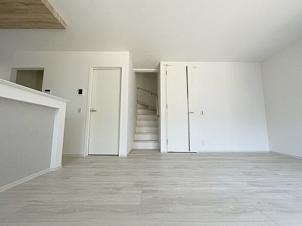 リビングの真ん中に階段がある人気のリビング階段。自然と家族のコミュニケーションが増えます。 