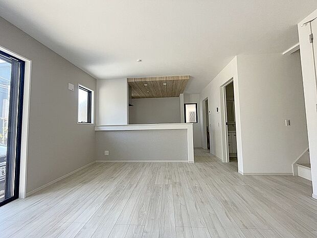 家族が食事するダイニングスペースをキッチンから見渡せる設計に。お料理をしながら家族とのコミュニケーションが増えそうな予感。 