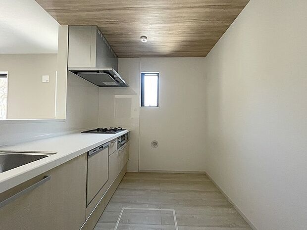 キッチンコンロスペースの近くには、空気の入れ替えが可能な開口部を設置！！ お料理をする際には、換気扇を回しながら匂いが籠らない様に開放してお料理もお楽しみ頂けます。 