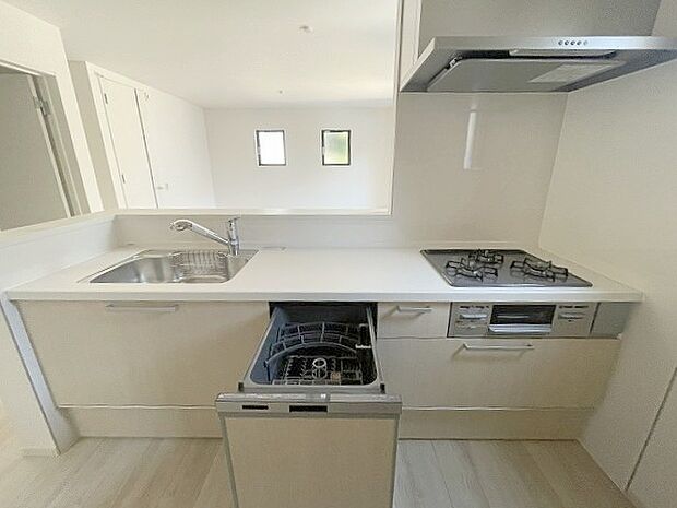 毎日の家事をサポートしてくれる食洗器も標準に装備。ちょっと嬉しい設備です 