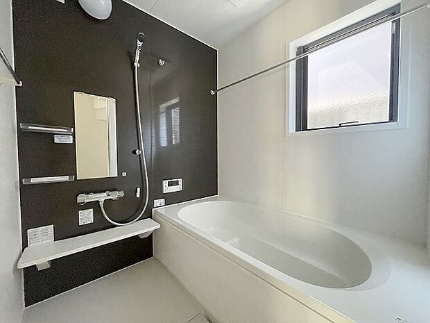 一日の疲れを癒してくれるゆったりとしたバスルームです。 