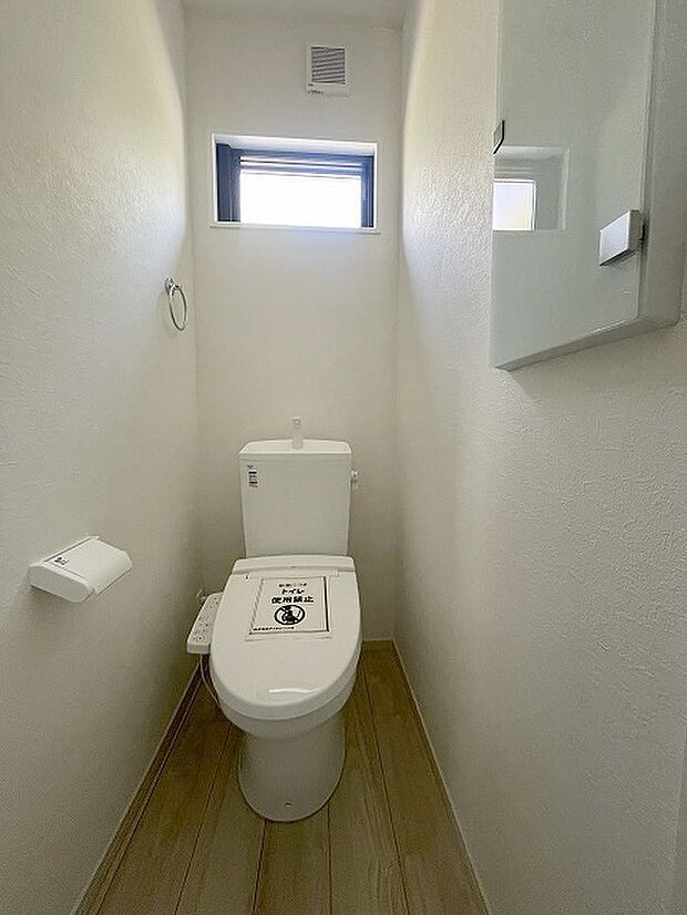 トイレにはウォシュレット機能を標準装備。 