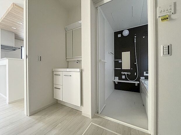 三面鏡に洗面台。 コンセントに照明機能、多機能性を備えた設備です。  