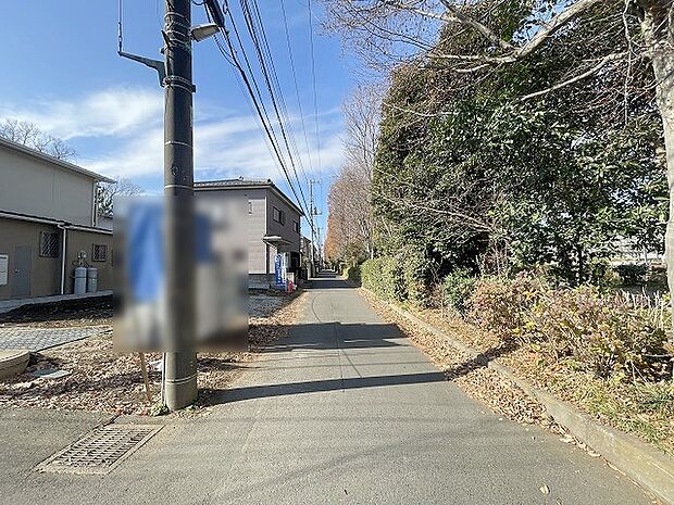 安心して暮らすことのできる住宅街。 住宅地の道路は一般に交通量が少なく車などの騒音が少ないため、住民にとって静かな生活環境が提供されます。