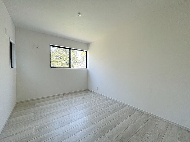 スタイリッシュなデザインと快適な居住性を兼ね備えた洋室。広々とした空間は、自分らしいインテリアを楽しむことができるほか、リラックスした時間を過ごすことができそうです。 