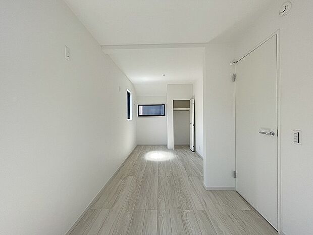 実際に室内をご見学頂くと生活のイメージが広がると思います。家具を置いたイメージや窓からの景色など。周辺で販売に出している物件も一緒にまとめてご見学頂き、比較する事もできます。